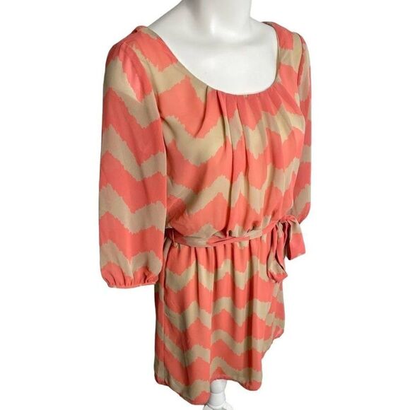 Lily Rose Coral Taupe Cheveron Scoop Neck‎ Belted Chiffon Dress sz Small NEW - Picture 2 of 8